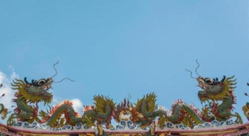 a chinese dragon decoration on the roof of a building at OYO 75399 Choktipparat Place in Udon Thani