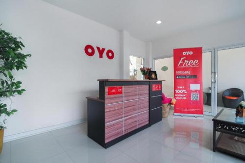 a shop with a sign on the wall next to a store at Super OYO 662 Malee Bunga Hotel in Si Racha