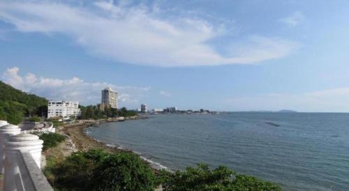 a view of a beach with buildings and the ocean at Super OYO 662 Malee Bunga Hotel in Si Racha