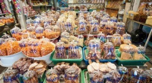a store filled with lots of different types of food at Super OYO 662 Malee Bunga Hotel in Si Racha