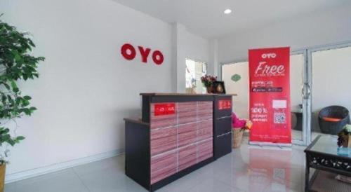 a shop with a xoxo sign on the wall at Super OYO 662 Malee Bunga Hotel in Si Racha