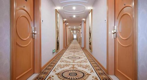 a hallway with a tile floor in a building at Vienna Hotel Shenzhen Bao'an Airport Taoyuanju Pingluanshan Metro Station in Shenzhen