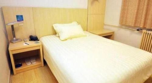 Postel nebo postele na pokoji v ubytování Jinjiang Inn Zhoushan Putuo Shenjiamen