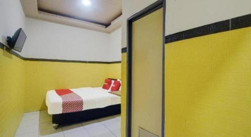 Кровать или кровати в номере Hotel O Superstar Kost Dan Homestay