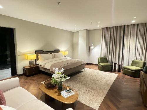 ラホールにあるZameen Opal Grand Executive Hotel Apartments Lahoreのベッドとリビングルームのある寝室