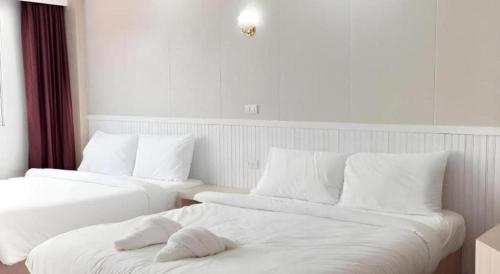 Кровать или кровати в номере Merlin Hotel