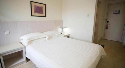 Letto o letti in una camera di Jinjiang Inn Tianjin Station Jinwan Square