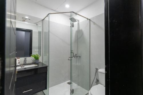 ラホールにあるZameen Opal Grand Executive Hotel Apartments Lahoreのシャワー、トイレ、洗面台を備えたバスルーム