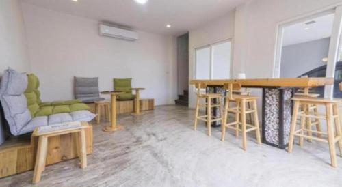 Zona de estar de Maximize Brand New Hostel Udonthani