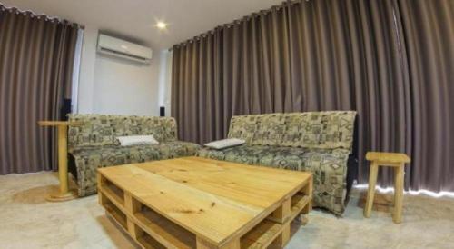 Zona de estar de Maximize Brand New Hostel Udonthani