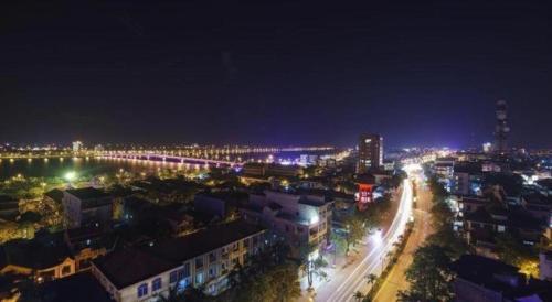 Pemandangan umum bagi Ðồng Hới atau pemandangan bandar yang diambil dari hotel