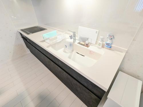 a bathroom with a white counter with a sink at Vacation House 3 in Funabashi
