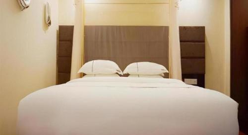 Postel nebo postele na pokoji v ubytování Jingtu hotel zhanjiang dingsheng plaza store