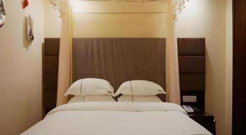 Postel nebo postele na pokoji v ubytování Jingtu hotel zhanjiang dingsheng plaza store
