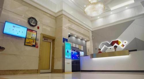 TV a/nebo společenská místnost v ubytování Jingtu hotel zhanjiang dingsheng plaza store