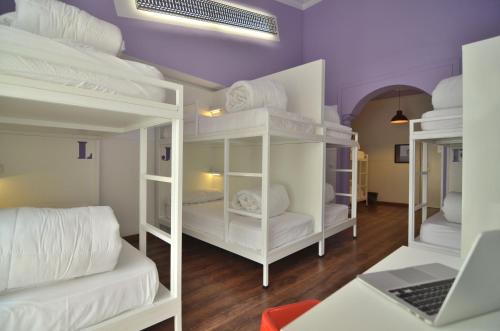 2 literas en una habitación con ordenador portátil en Far Home Atocha, en Madrid
