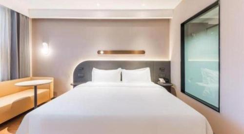 Letto o letti in una camera di GreenTree Inn Tibet Nyingchi City Biji Shenshan
