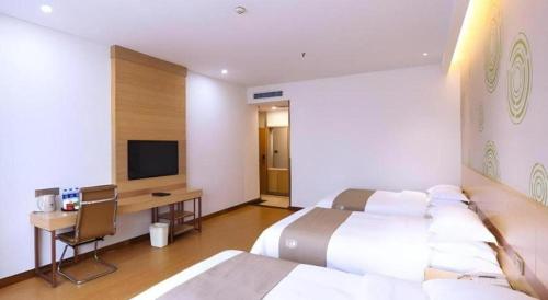 Телевизор и/или развлекательный центр в GreenTree Inn Xi'an Terracotta Warriors Huaqing Pool Metro Station