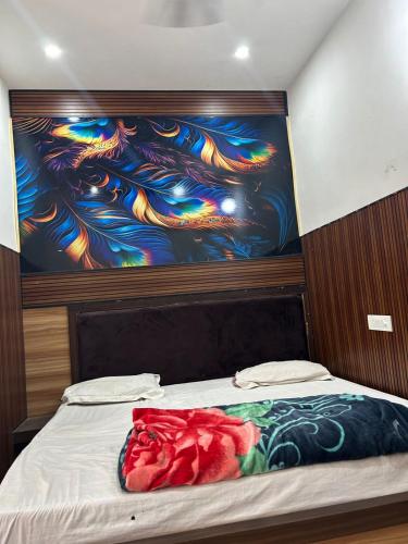 1 cama en una habitación con un cuadro en la pared en Shri mukhiya ji garden, en Govardhan