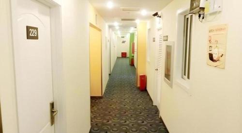 a corridor of a hallway with a long hallway at 7 Days Inn Tianjin Binhai New District Yujiabao Metro Station in Binhai