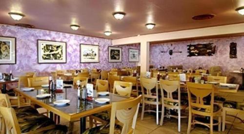 Un restaurante u otro lugar para comer en Shalimar Hostel
