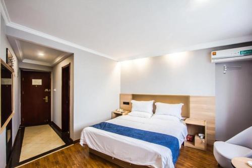Postel nebo postele na pokoji v ubytování GreenTree Inn Jiaxing Tongxiang Tudian Express Hotel