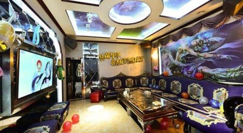 a living room with a couch and a tv at Chengdu Haotian Guotai Hotel in Chengdu
