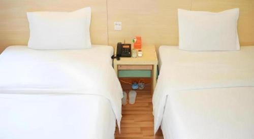 Ένα ή περισσότερα κρεβάτια σε δωμάτιο στο 7 Days Inn Changsha Xingsha Zhongmaocheng Windows of the World