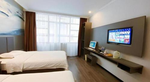 Ένα ή περισσότερα κρεβάτια σε δωμάτιο στο GreenTree Inn HanZhong Railway Station Beiyihuan Road Express Hotel