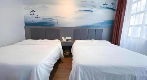 Ένα ή περισσότερα κρεβάτια σε δωμάτιο στο GreenTree Inn HanZhong Railway Station Beiyihuan Road Express Hotel