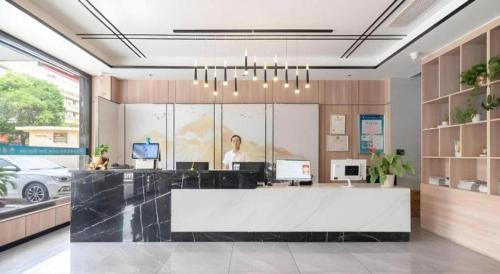Ο χώρος του λόμπι ή της ρεσεψιόν στο GreenTree Inn HanZhong Railway Station Beiyihuan Road Express Hotel