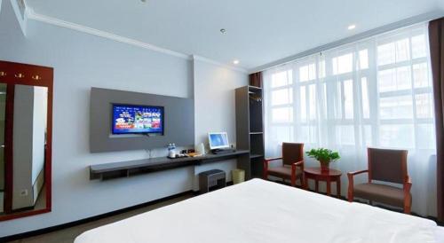 Μια τηλεόραση ή/και κέντρο ψυχαγωγίας στο GreenTree Inn HanZhong Railway Station Beiyihuan Road Express Hotel