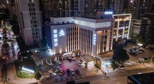 an overhead view of a building in a city at night at Shantou Grandtide Hotel in Shantou