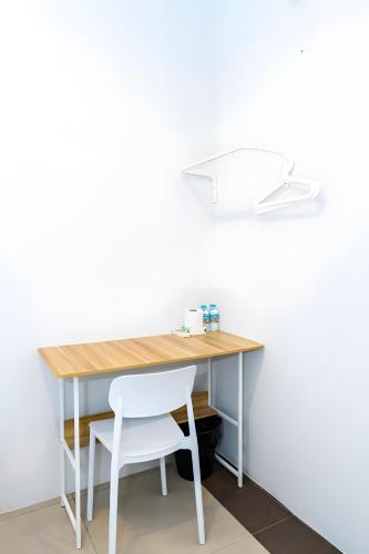 a desk with a white chair and a light at XX Mitr INN Sukhumvit 2 - BTS Nana มิตร อินน์ สุขุมวิทซอย 2 บีทีเอส นานา in Bangkok