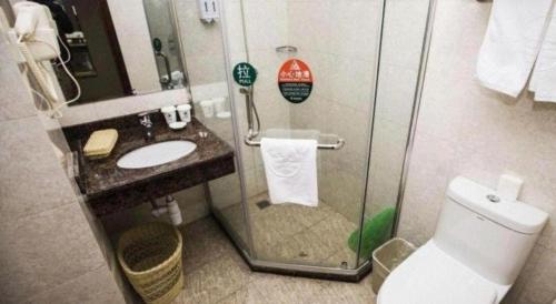 Ένα μπάνιο στο GreenTree Inn Shanghai Hongqiao Airport Huqingping Highway Shell Hotel
