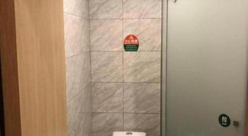 Un baño de GreenTree Inn Yangzhou Slender West Lake Wencheng Attic Express Hotel