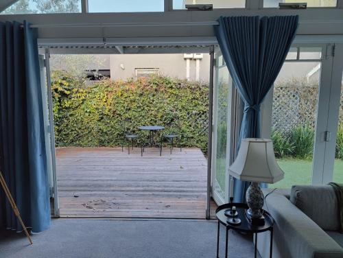 Κήπος έξω από το Elegant Art Deco Gem Cosy 3BR Retreat