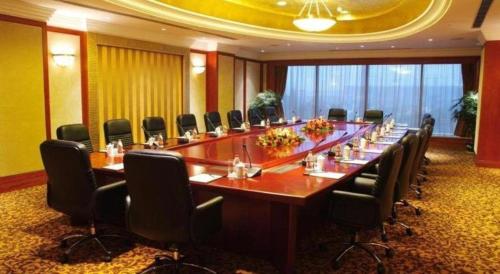 a long table in a large room with chairs and a long table at Changshu Jinling Tianming Grand Hotel in Suzhou