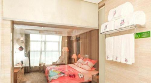 a bedroom with a bunk bed in a room at Holiday Inn Hotel & Suites Jiaxing Hangzhou Bay By IHG in Jiaxing