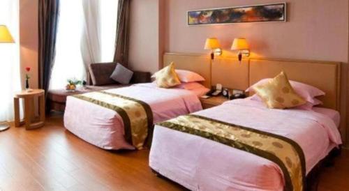 a hotel room with two beds in a room at Holiday Inn Hotel & Suites Jiaxing Hangzhou Bay By IHG in Jiaxing