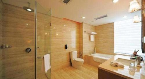 a bathroom with a shower and a toilet and a tub at Holiday Inn Hotel & Suites Jiaxing Hangzhou Bay By IHG in Jiaxing