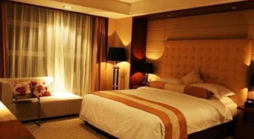 a bedroom with a large bed and a window at Holiday Inn Hotel & Suites Jiaxing Hangzhou Bay By IHG in Jiaxing