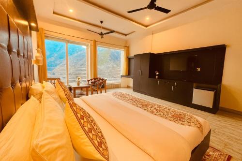 Cama o camas de una habitación en The kempty Fall Resort, Mussoorie - Lavish & Luxury Stay