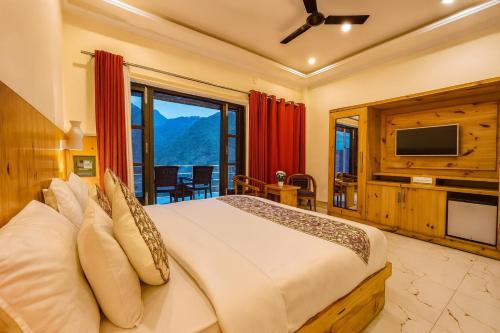 Cama o camas de una habitación en The kempty Fall Resort, Mussoorie - Lavish & Luxury Stay