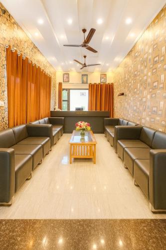 Zona de estar de The kempty Fall Resort, Mussoorie - Lavish & Luxury Stay