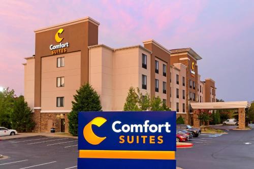 una señal de suites confort frente a un edificio en Comfort Suites Little Rock West, en Little Rock