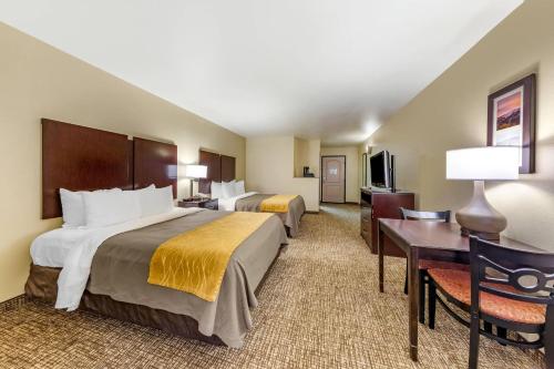 Postel nebo postele na pokoji v ubytování Comfort Inn & Suites