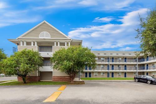 Gallery image of Suburban Studios Lakeland North I-4 in Lakeland