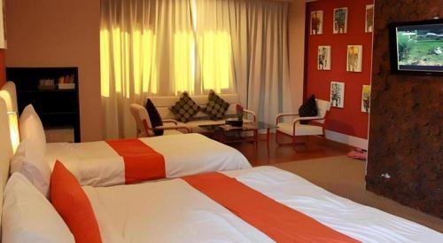 Postel nebo postele na pokoji v ubytování Cactus Resort & Hotel