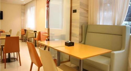 a dining room with a table and chairs at City Comfort Inn Nanning Zoo Keyuan Avenue in Nanning